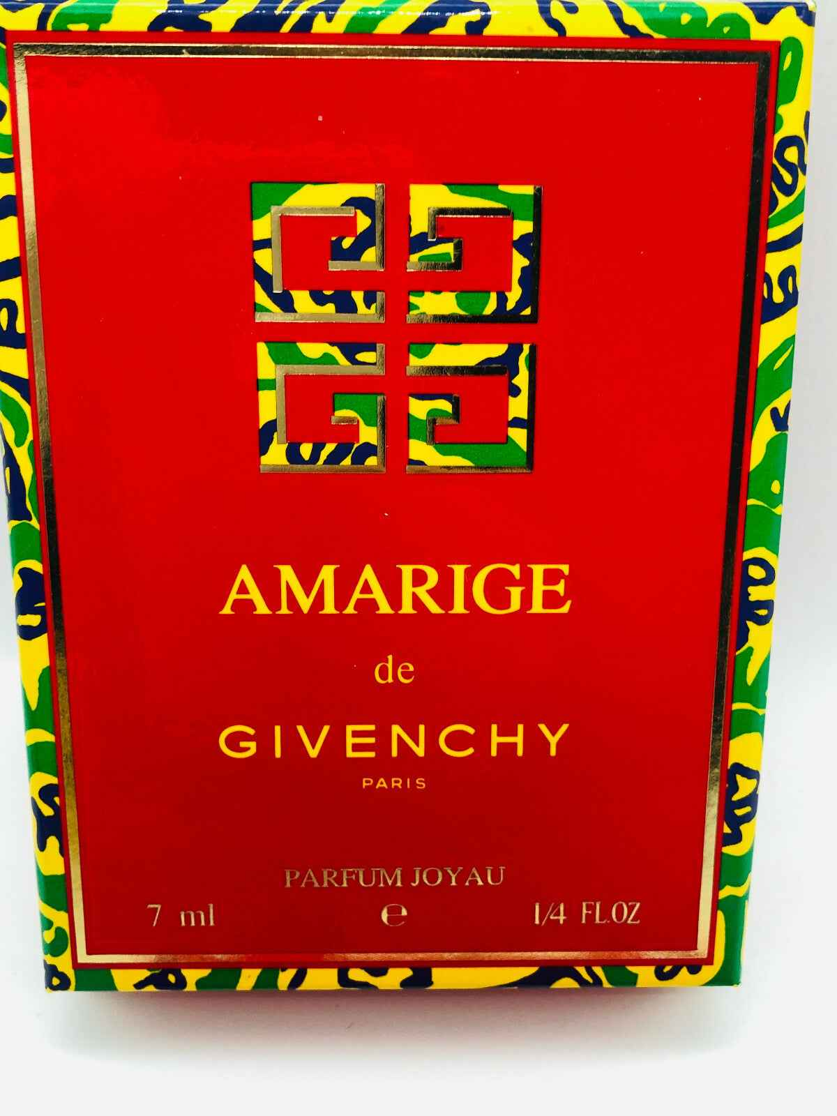 Scatola di profumo Givenchy Amarige da 7 ml con un design colorato e dettagli eleganti