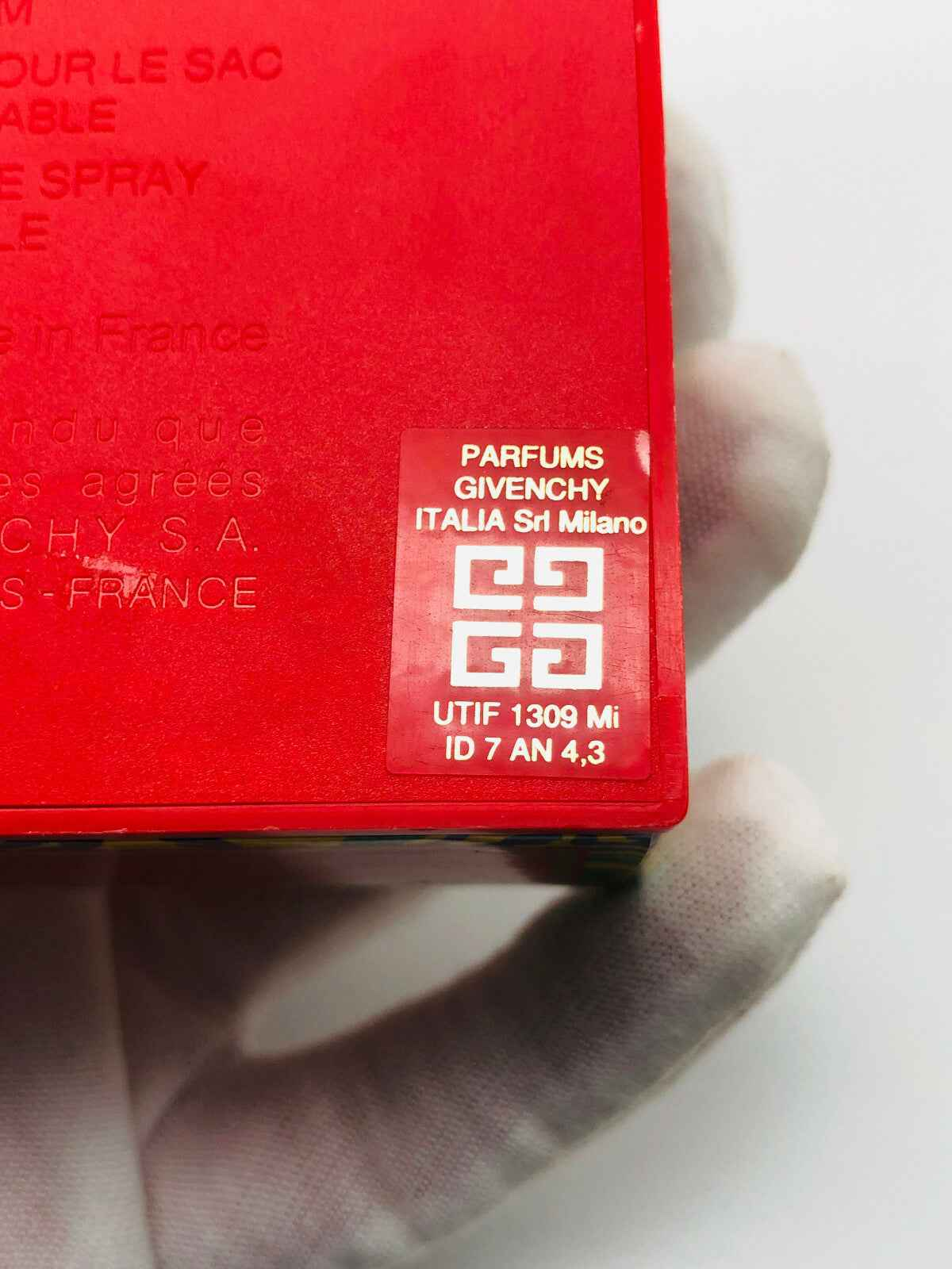 Confezione del profumo Givenchy Amarige con etichetta e informazioni sul marchio.