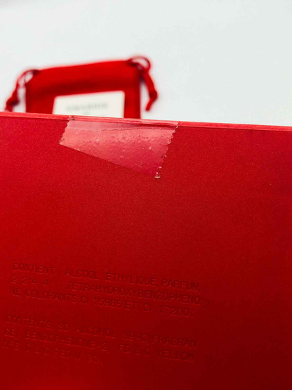 Scatola rossa del profumo Givenchy Amarige con dettagli del contenuto e la scritta in rilievo