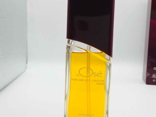 Profumo Guy Laroche Vintage in elegante flacone con tappo scuro e liquido dorato