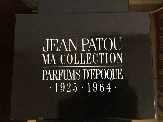 Scatola del Profumo Jean Patou con design elegante e storico, racchiude fragranze d'epoca dal 1925 al 1964