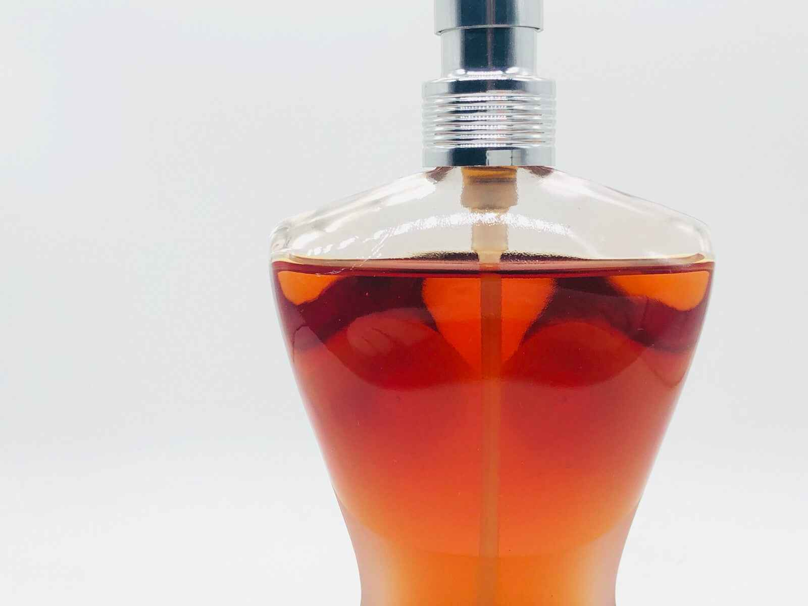 Flacone di profumo Jean Paul Gaultier Classique con design elegante e tonalità calde