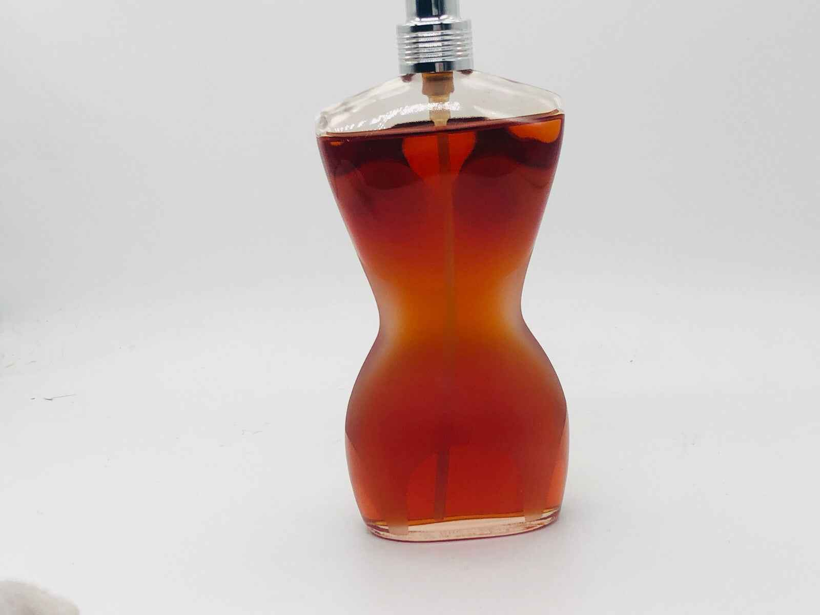 Flacone di profumo Jean Paul Gaultier Classique dalla forma sinuosa con tonalità dorate