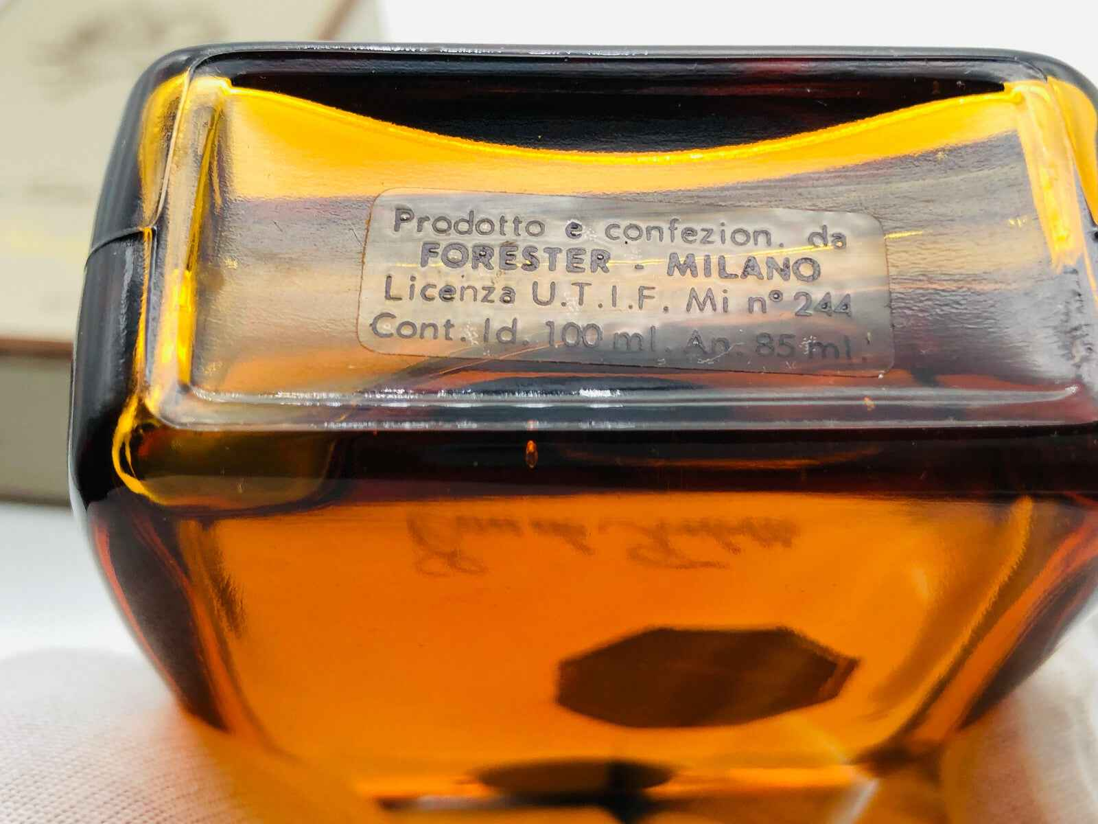 Base del profumo John Sterling di Forester con etichetta e dettagli di licenza