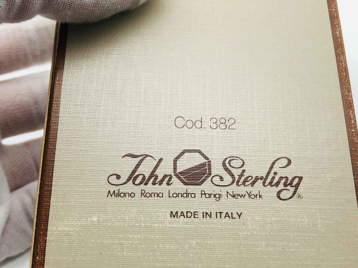 Confezione di profumo John Sterling con dettagli eleganti e logo distintivo