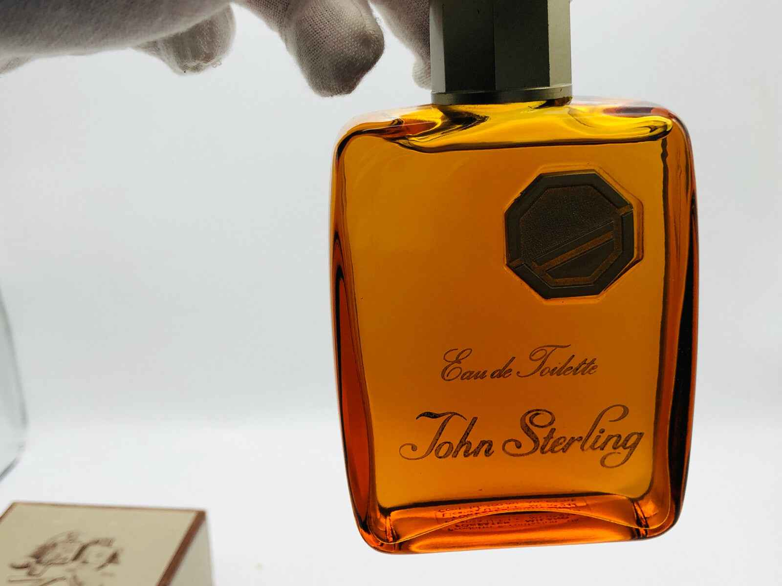 Flacone di profumo John Sterling Eau de Toilette di Forester con design elegante e tonalità arancione