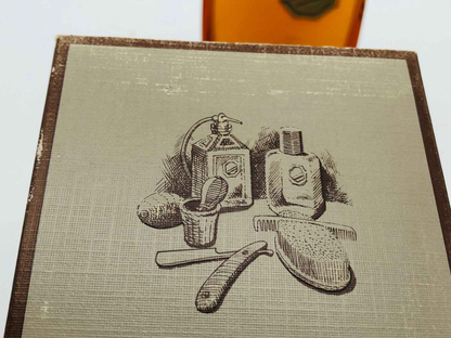 Confezione del profumo John Sterling con flacone e prodotti per la cura maschile in stile vintage