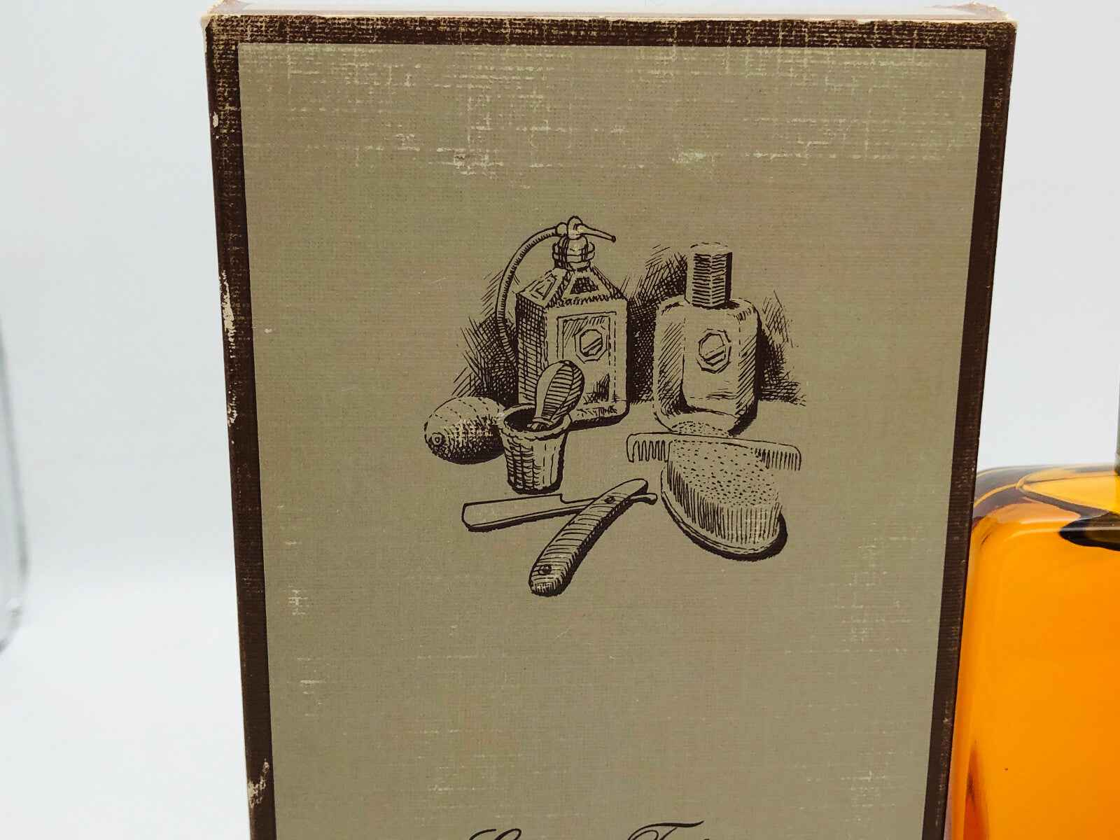 Scatola del Profumo John Sterling con immagini di flaconi e accessori grooming vintage