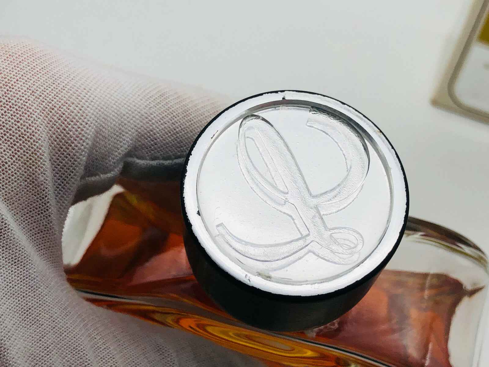 Tappo del profumo L De Loewe con dettaglio inciso e design elegante