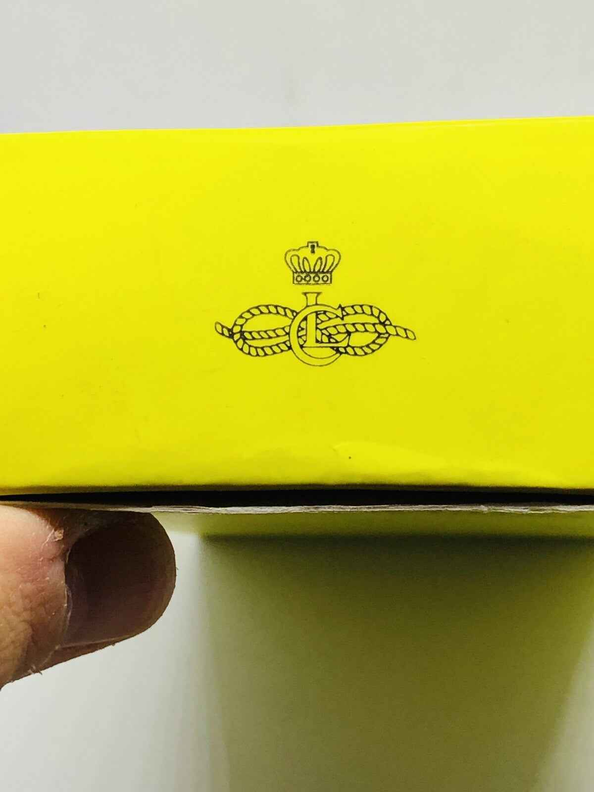 Scatola del profumo Les Copains Green Twist con logo dorato e design elegante