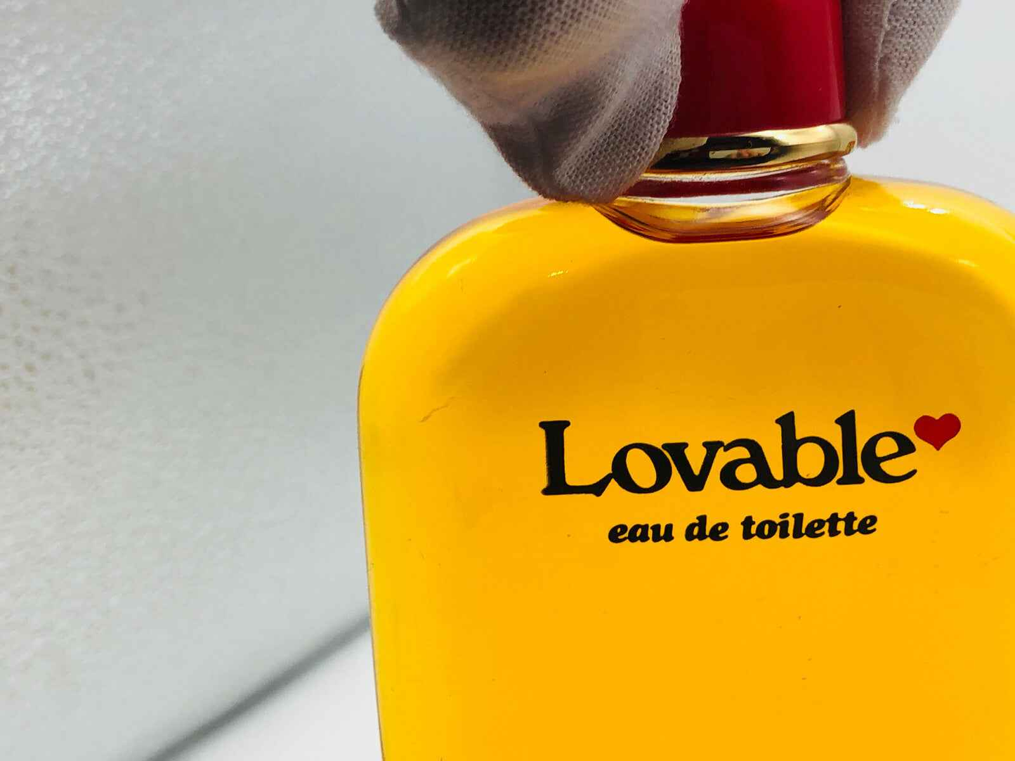 Flacone di profumo Lovable Vintage eau de toilette con etichetta nera su sfondo giallo