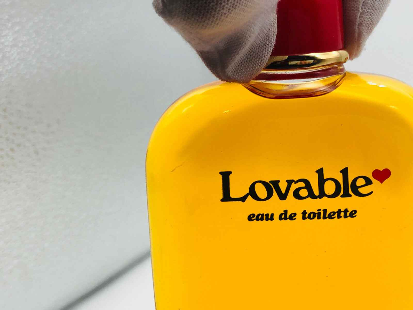 Flacone di profumo Lovable Vintage eau de toilette con etichetta nera su sfondo giallo