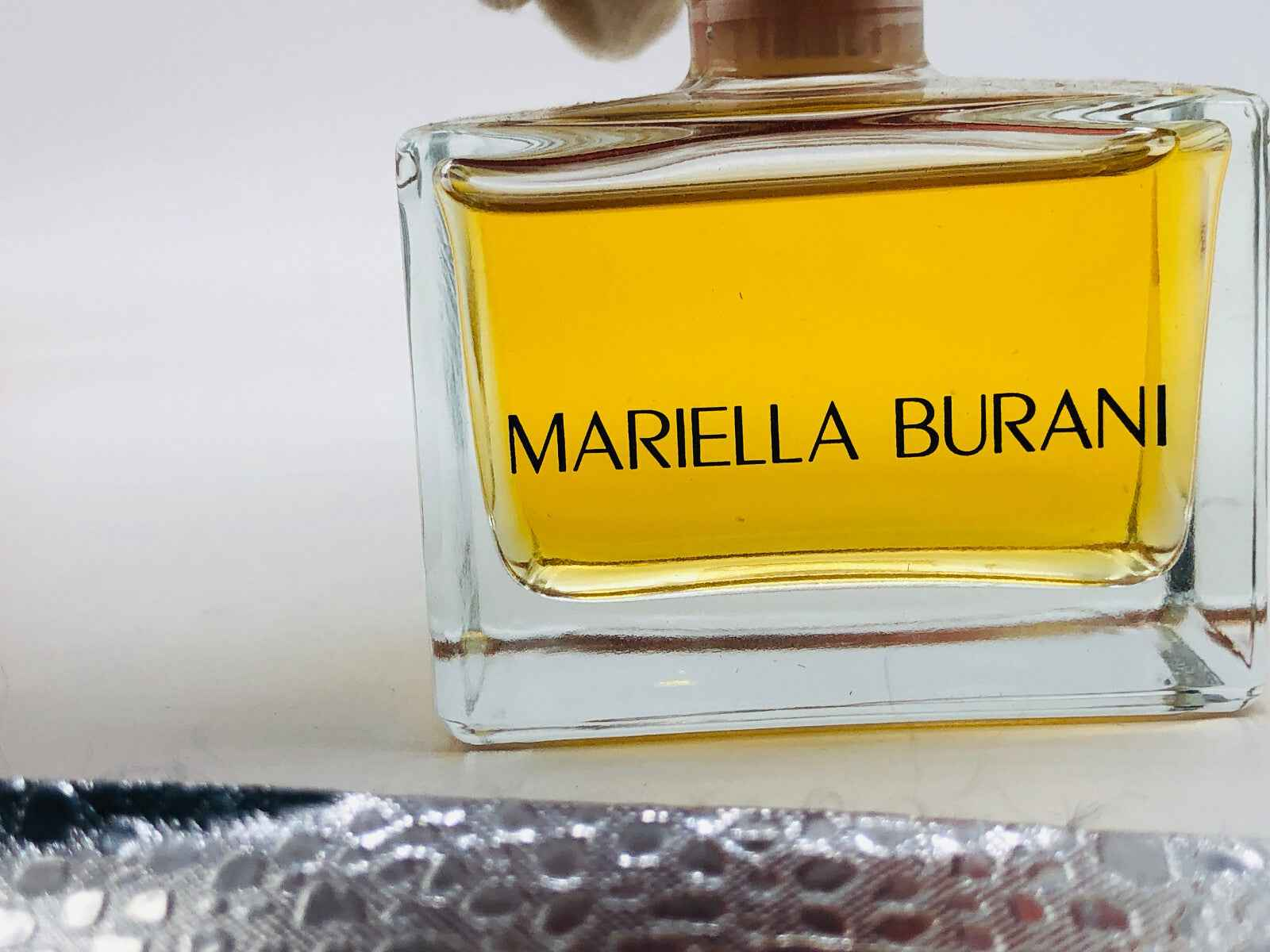 Bottiglia di profumo Mariella Burani Vintage con aroma distintivo e design elegante