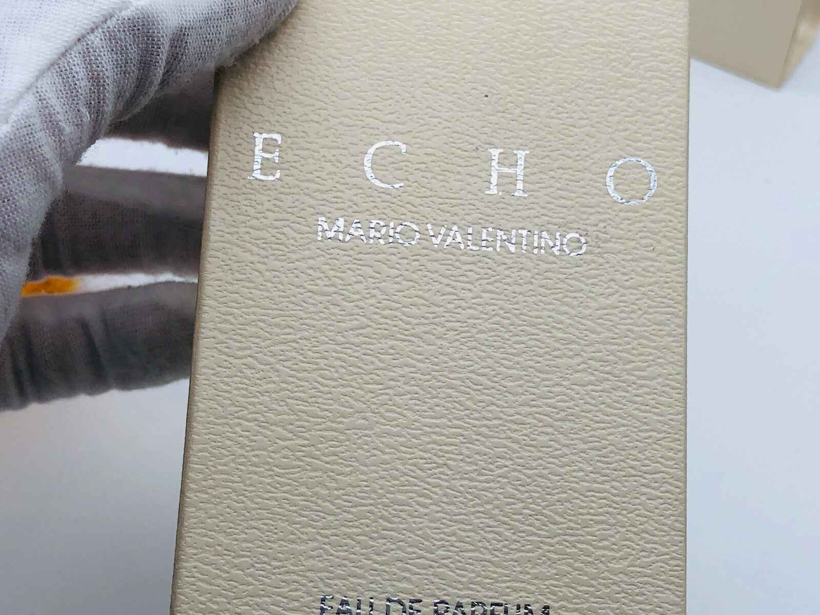 Scatola del profumo Mario Valentino Echo con design elegante e lettering in rilievo