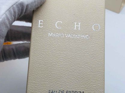Scatola del profumo Mario Valentino Echo con design elegante e lettering in rilievo