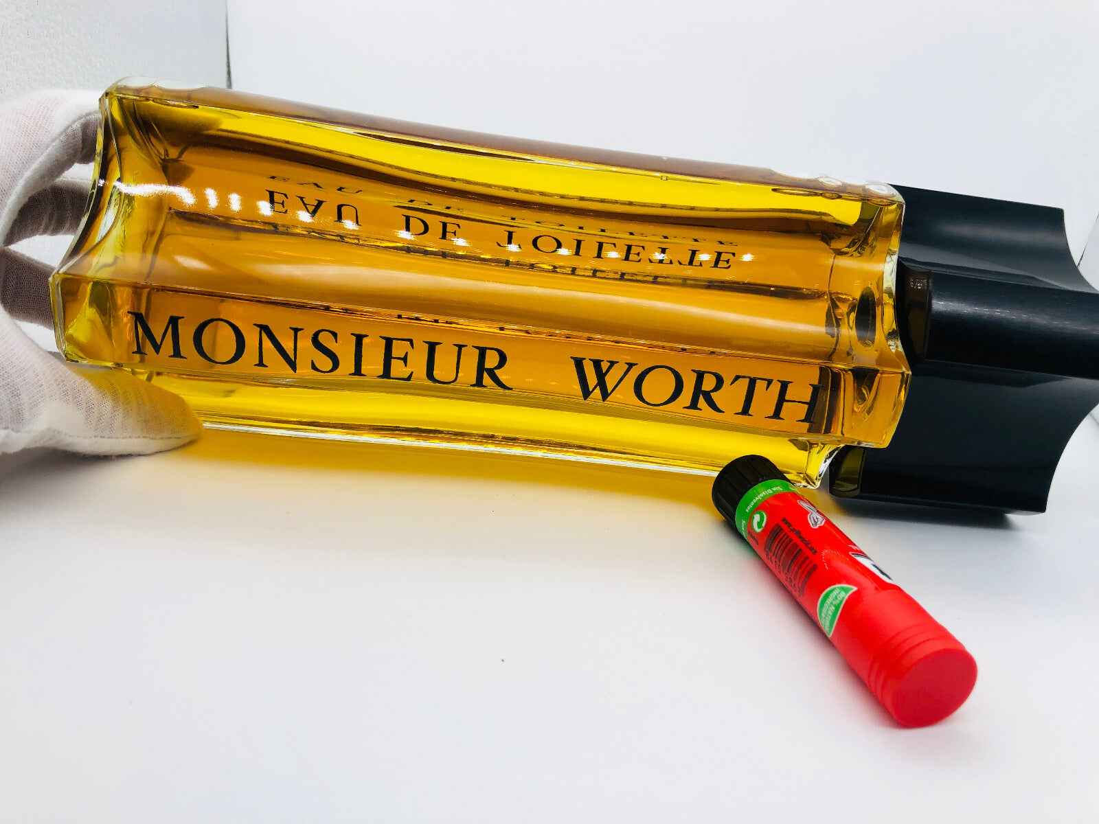 Flacone di profumo Monsieur Worth con design elegante e bottiglia trasparente