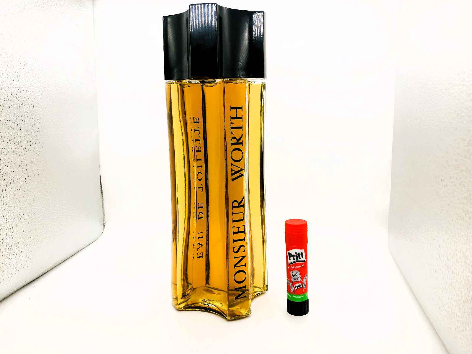 Profumo Monsieur Worth in bottiglia elegante con colore dorato e riflessi lucidi