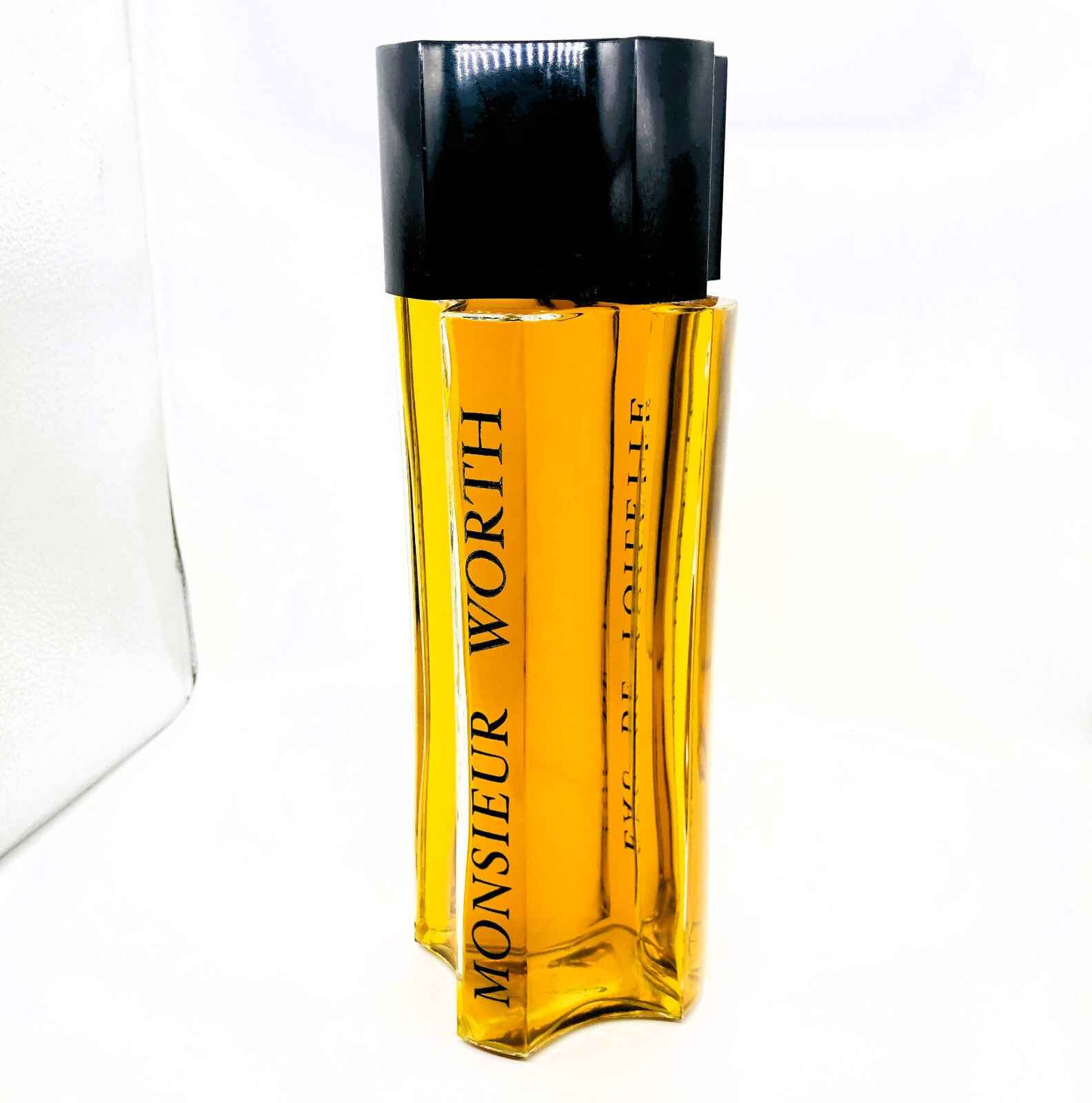 Flacone di profumo Monsieur Worth con design elegante e colore dorato