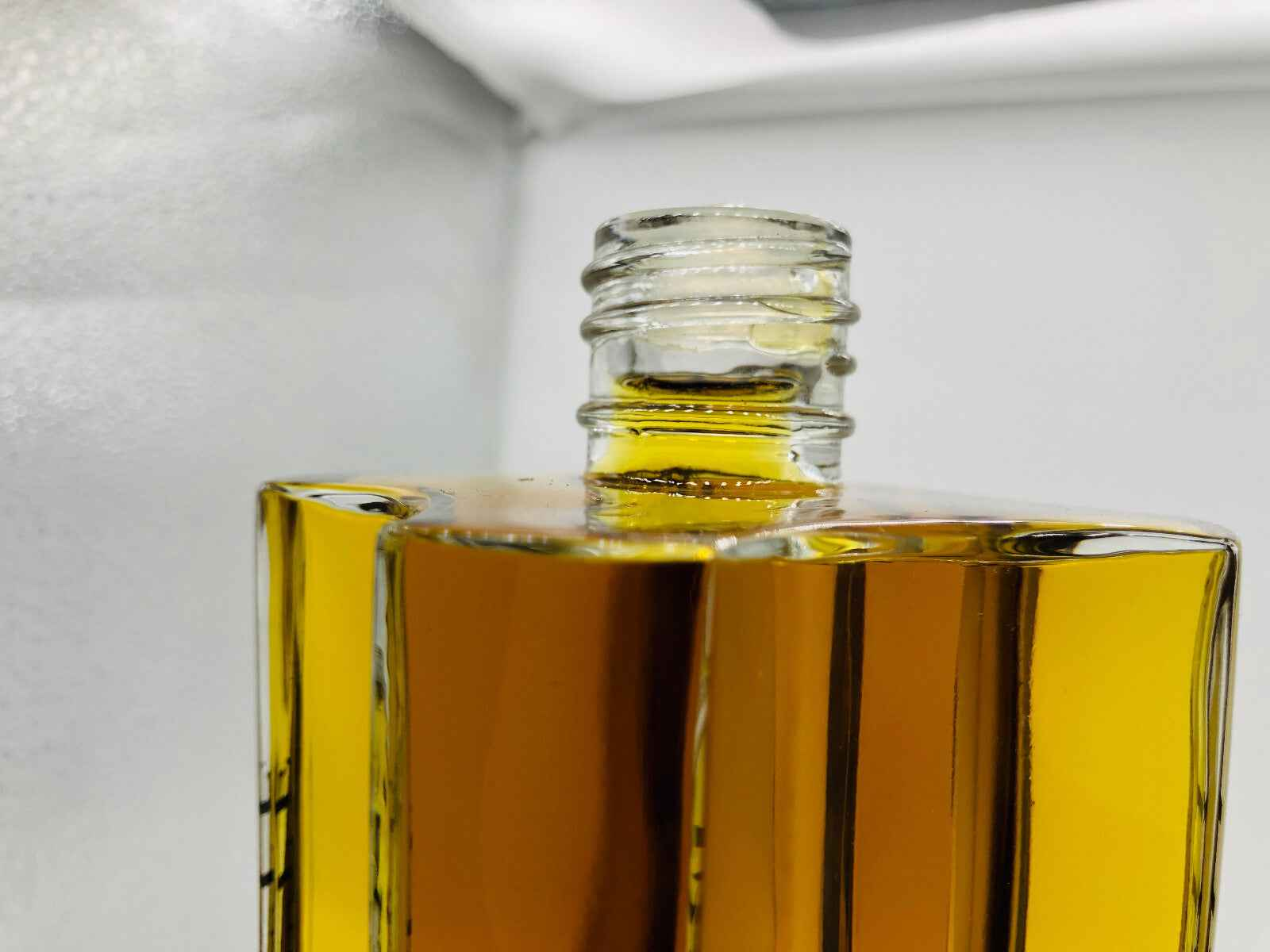 Dettaglio del flacone di Profumo Monsieur Worth con un design elegante e colori dorati
