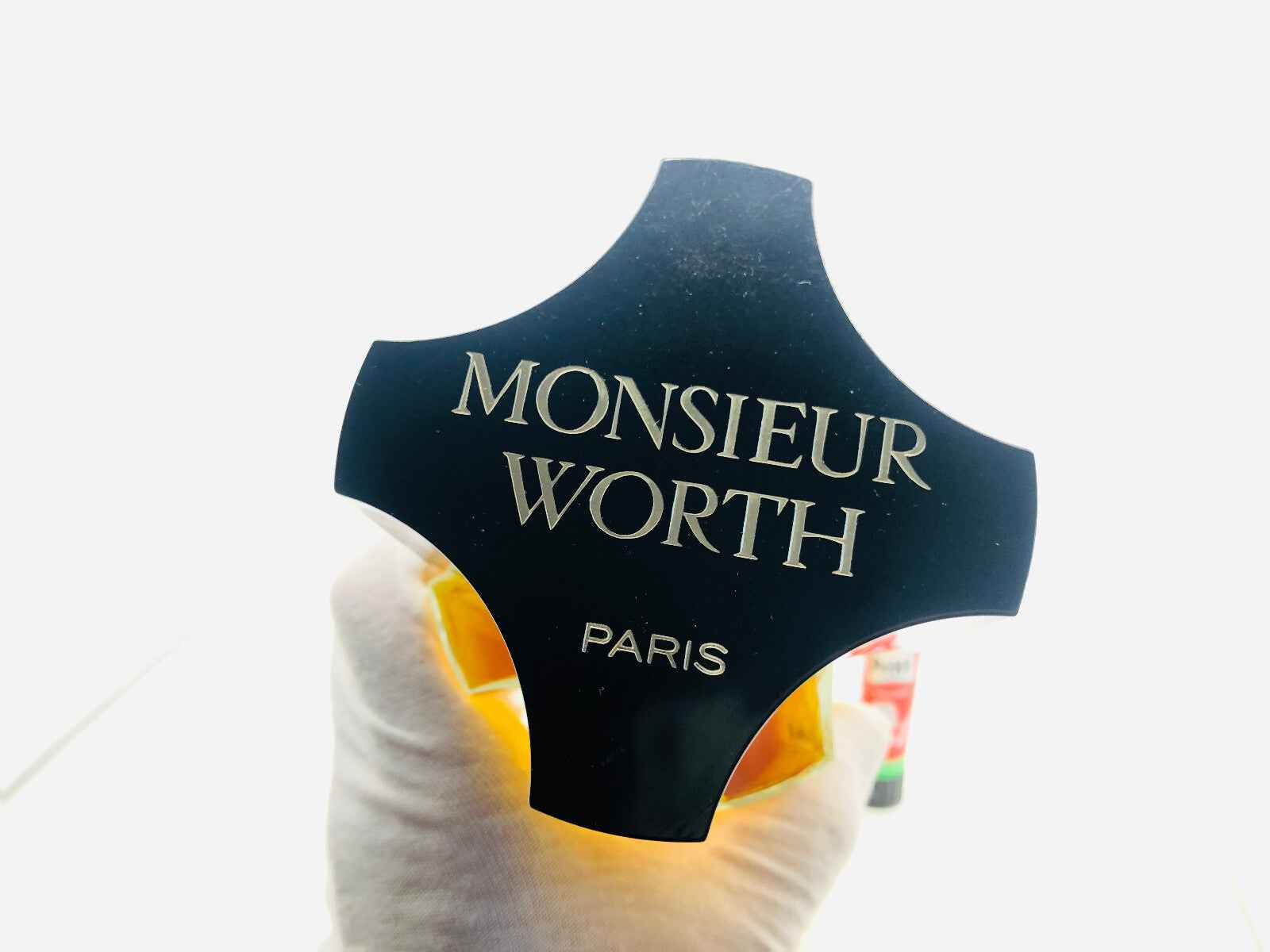 Flacone di Profumo Monsieur Worth con etichetta nera e elegante design