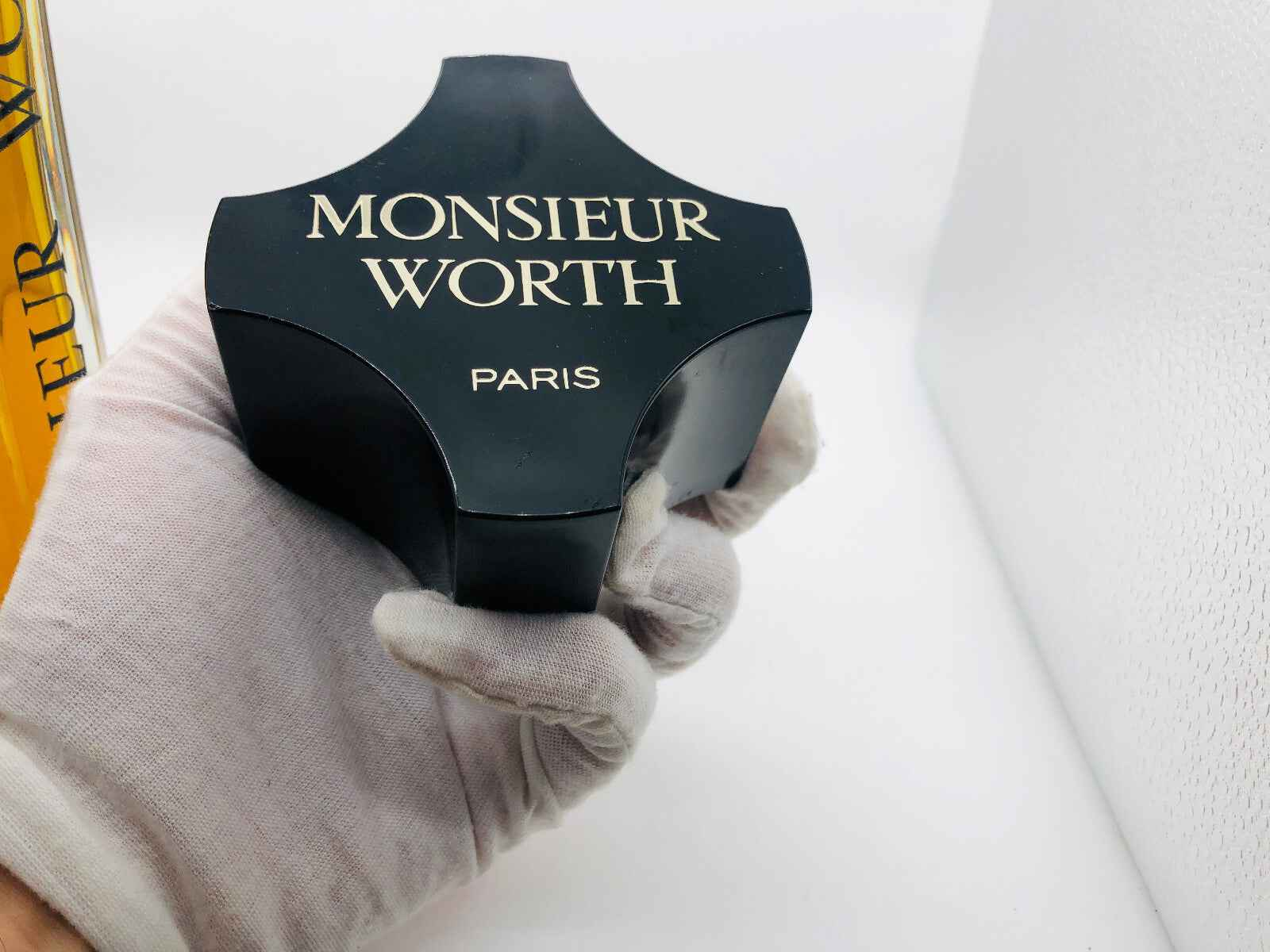 Scatola di profumo Monsieur Worth in elegante design nero con scritte dorate