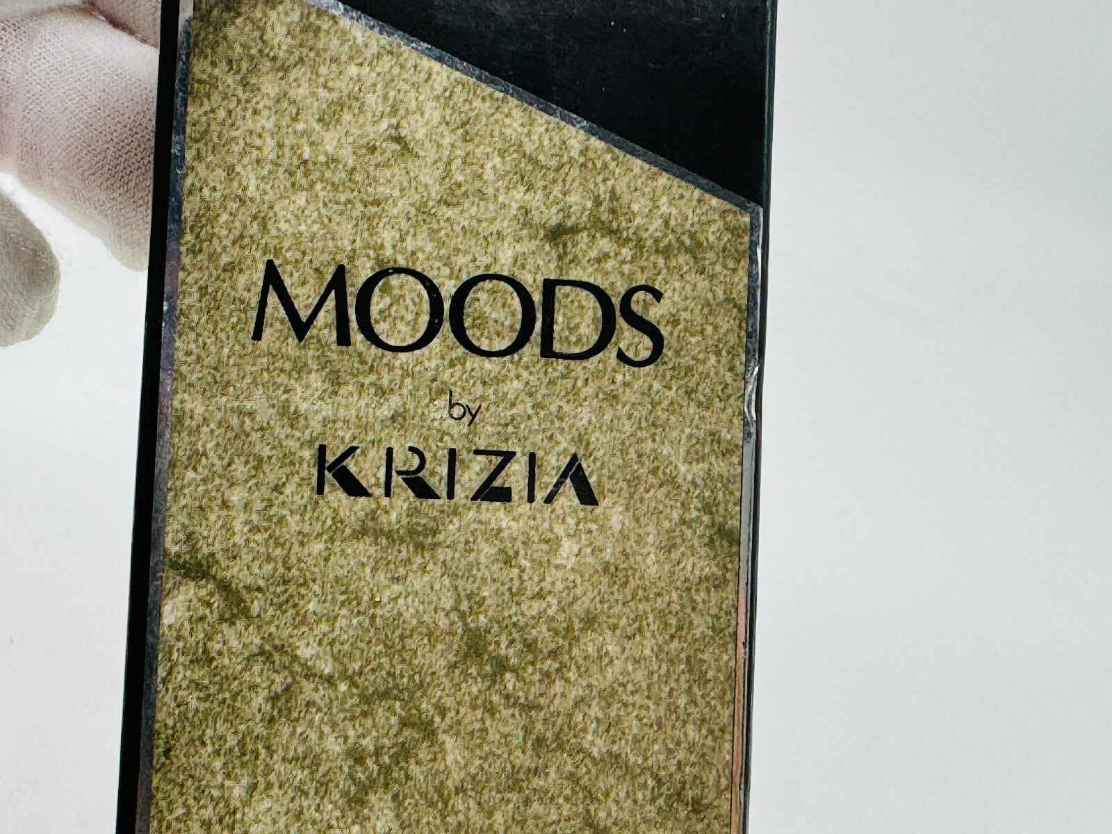 Flacone del profumo Moods Krizia Vintage con etichetta elegante e design raffinato