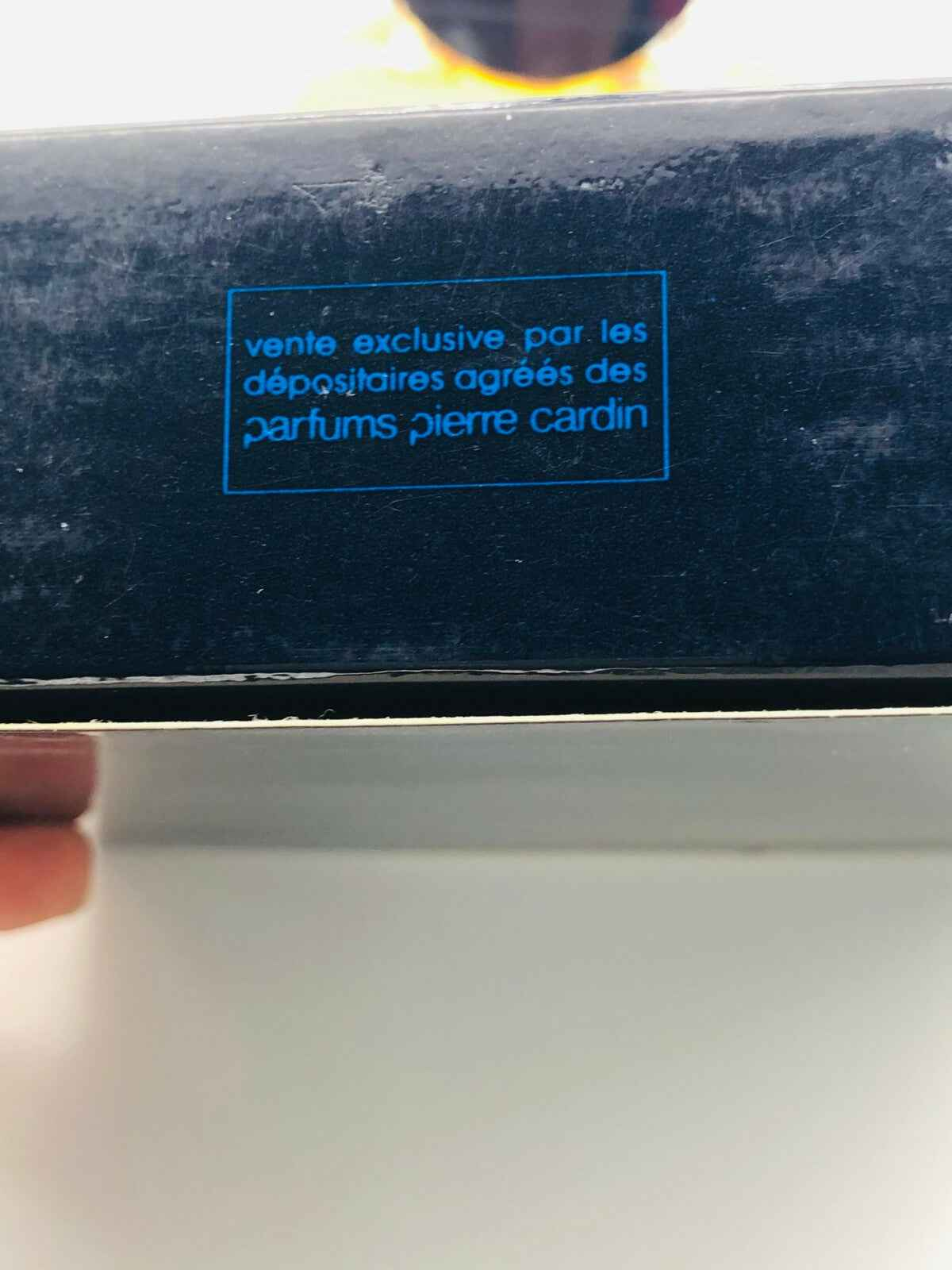 Scatola del Profumo Pierre Cardin Choc con etichetta blu e design elegante