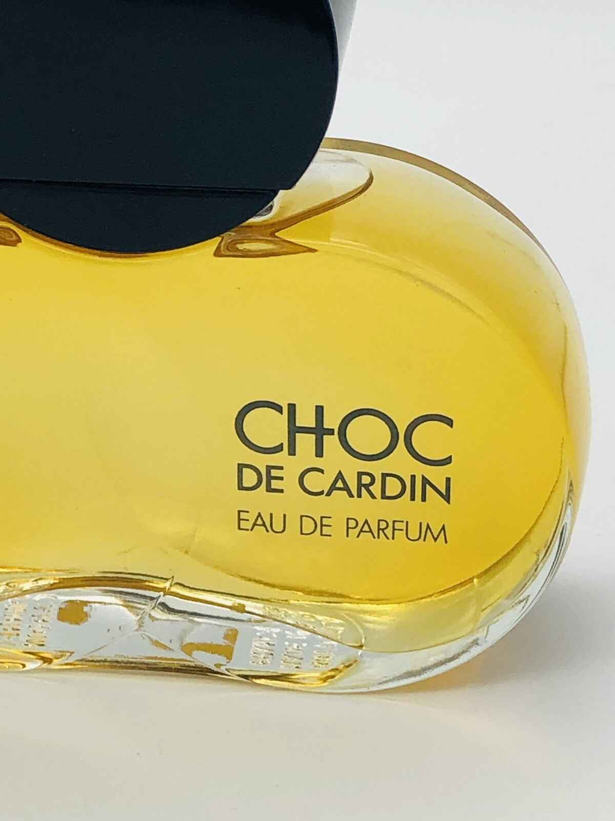 Flacone di profumo Pierre Cardin Choc in vetro con etichetta elegante e profumo giallo all'interno