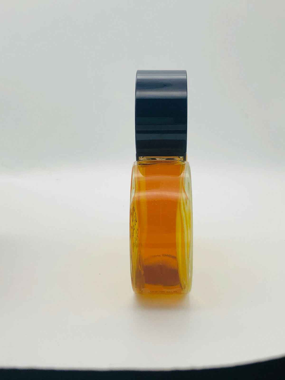 Flacone di profumo Pierre Cardin Choc con design elegante e tonalità ambrate
