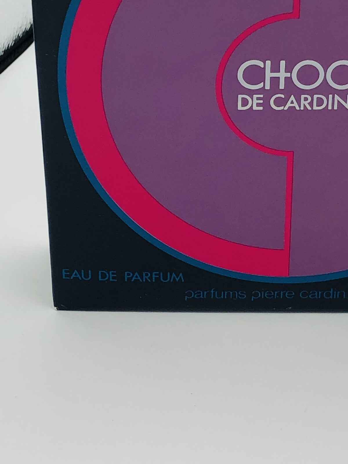 Scatola del profumo Pierre Cardin Choc con design elegante e colori vivaci per un tocco di lusso