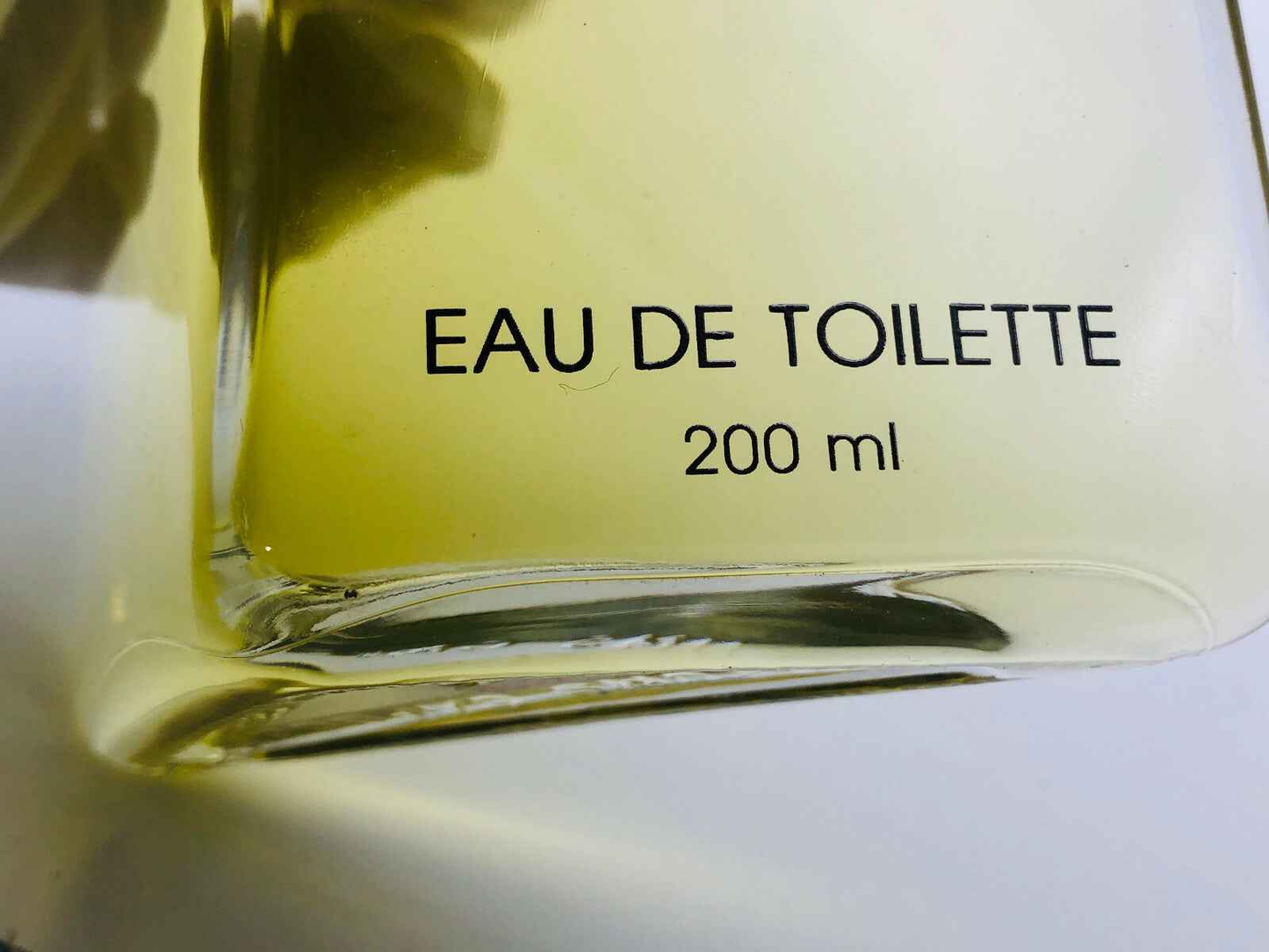 Flacone di profumo Eau de Toilette da 200 ml del Profumo Roberto Capucci con eleganti dettagli