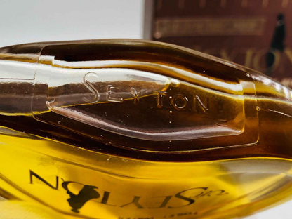 Bottiglia del Profumo Royal Fern di Vic Seyton con design elegante e dettagli raffinati