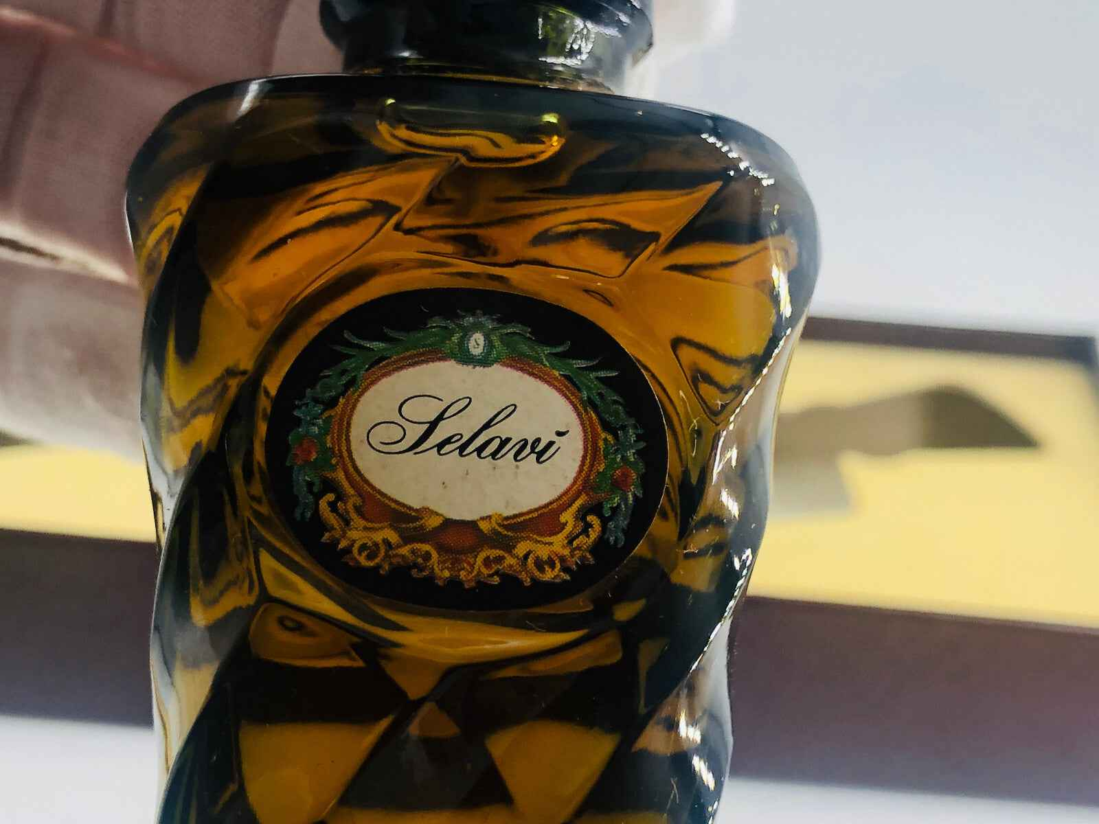 Profumo Schuberth Selavi Vintage in flacone elegante con etichetta decorativa