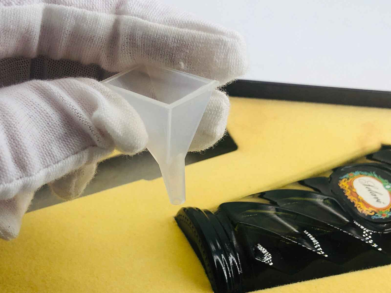 Contenitore in plastica per applicare il Profumo Schuberth Selavi Vintage con facilità