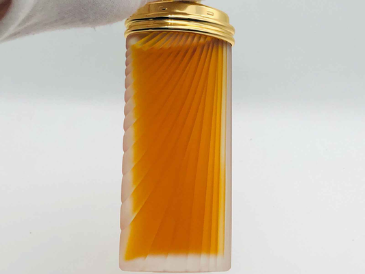 Flacone di profumo Senso Ungaro con design elegante e tonalità dorate