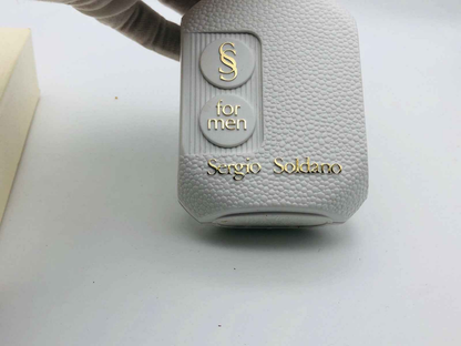 Flacone di profumo Sergio Soldano for men con finitura testurizzata e dettagli dorati