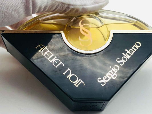 Profumo Soldano Atelier in flacone nero con dettagli dorati e design elegante