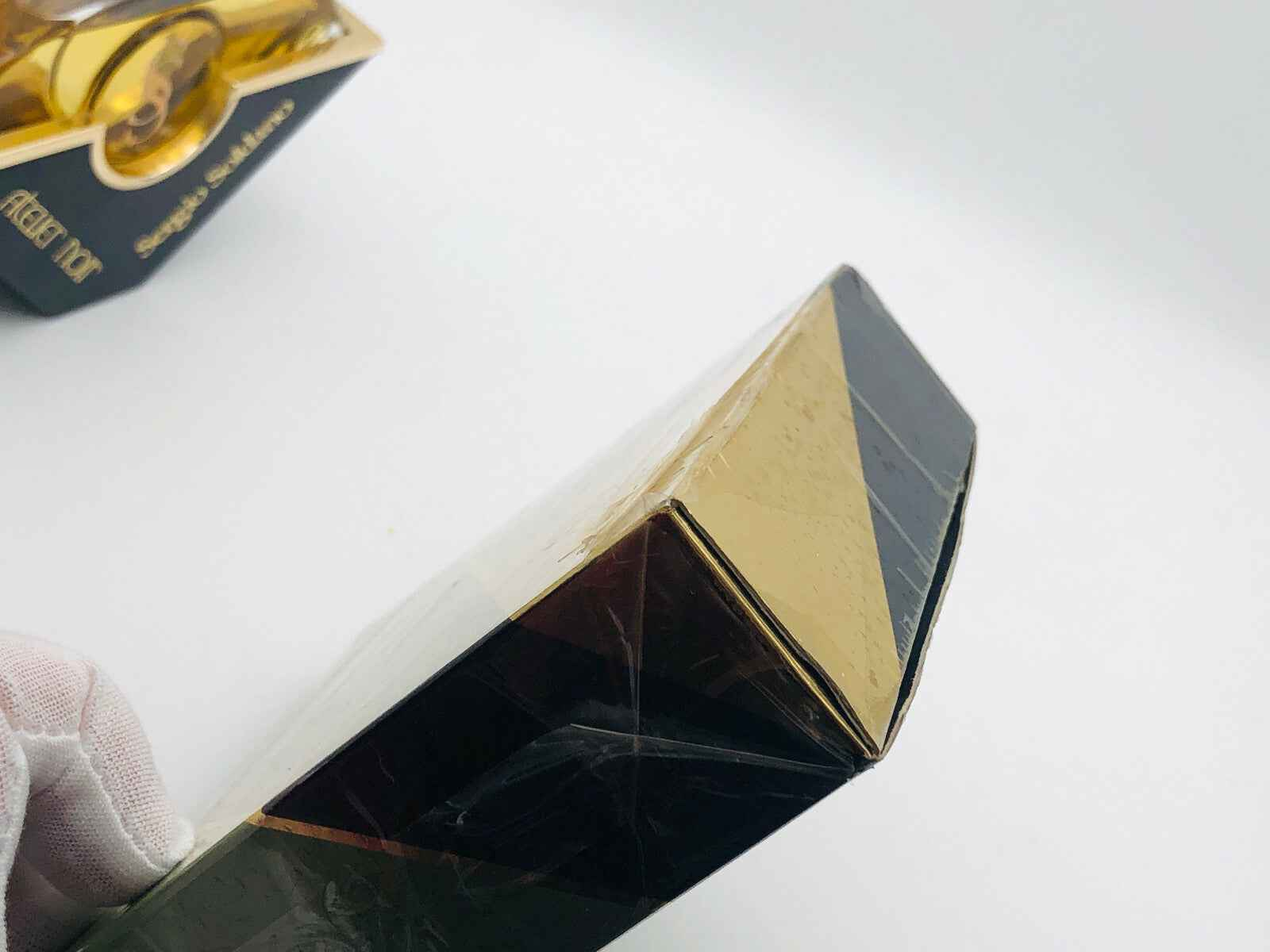Scatola del profumo Soldano Atelier con design elegante e finitura dorata