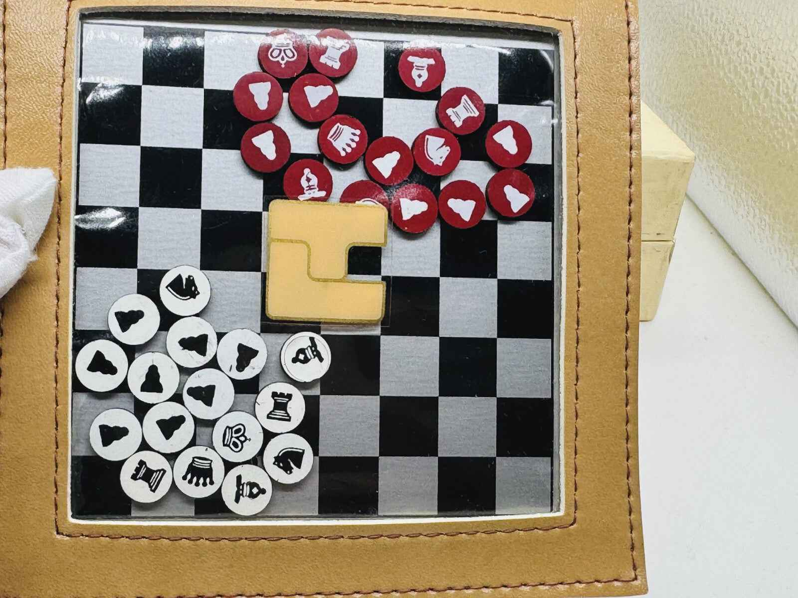 Gioco da tavolo con pedine a forma di cuore e simboli su una scacchiera vintage