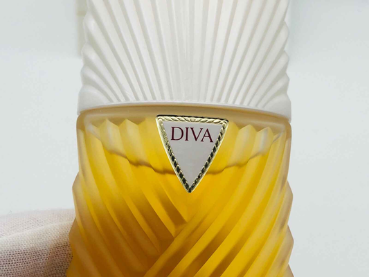 Bottiglia di profumo Ungaro Diva Vintage con design elegante e colori caldi