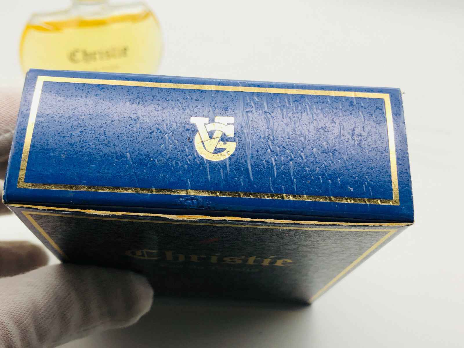 Confezione del profumo Veejaga Christie con logo e dettagli dorati