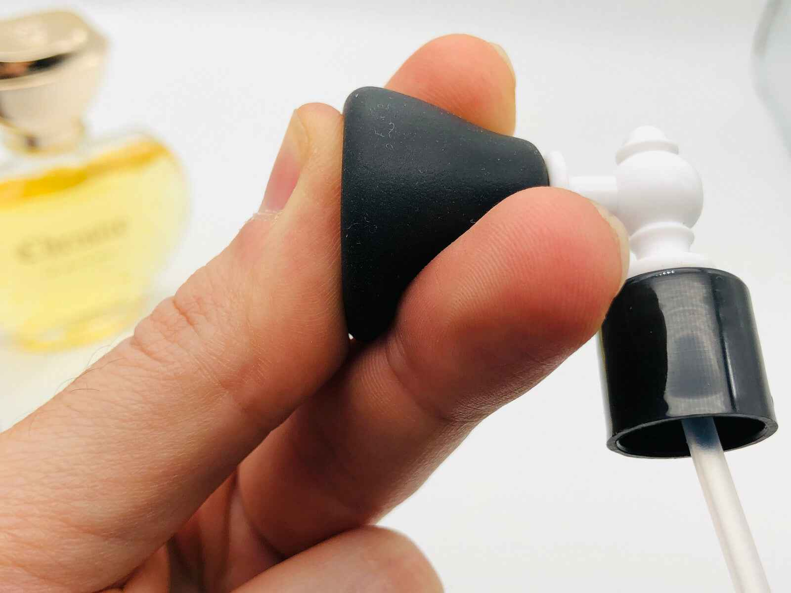 Dettaglio del flacone di Profumo Veejaga Christie con erogatore elegante e design raffinato