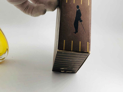 Confezione del Profumo Vic Seyton Tobacco con design elegante e silhouette in stile classico