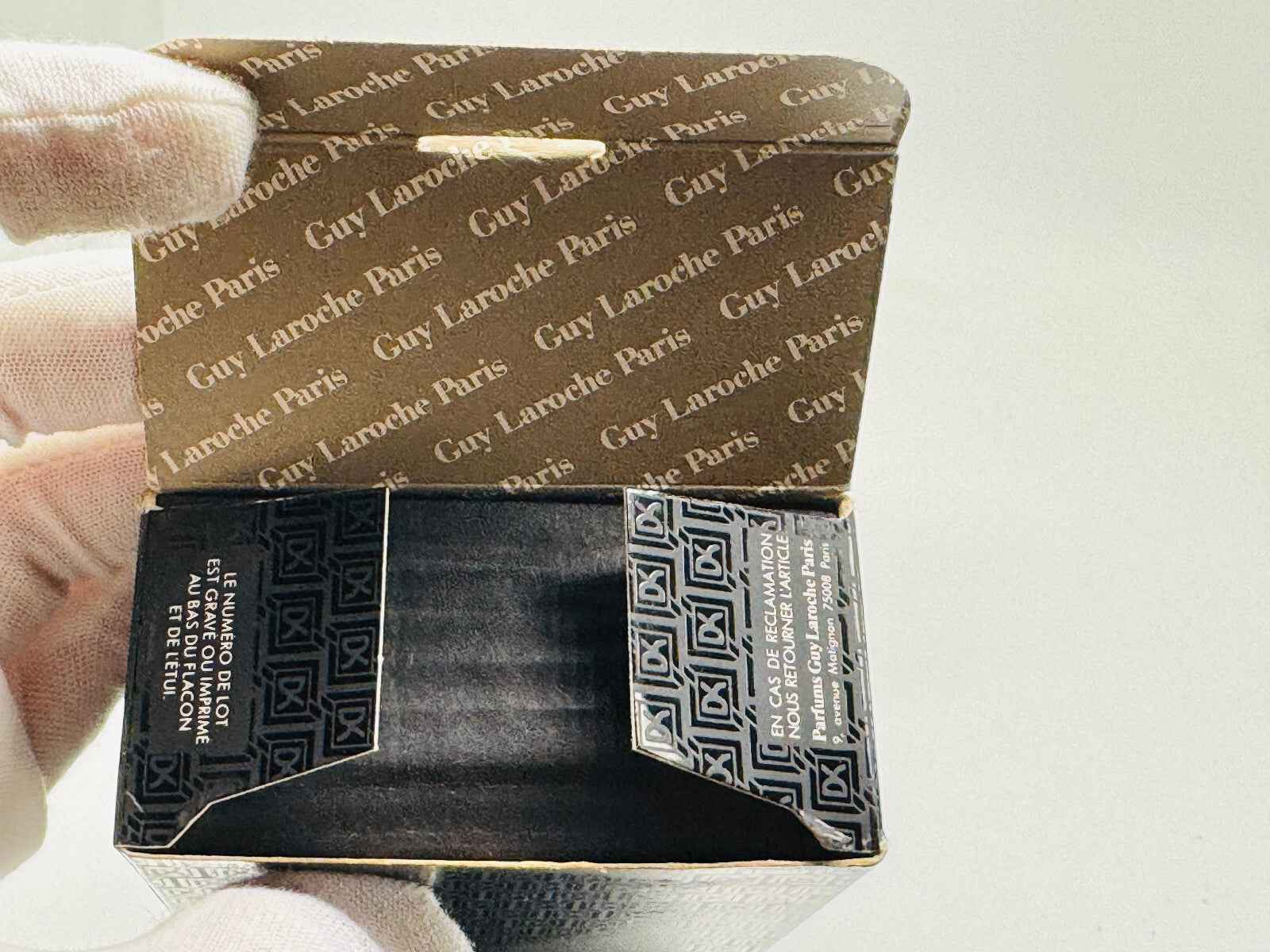 Scatola aperta del profumo vintage Drakkar Noir di Guy Laroche con dettagli eleganti