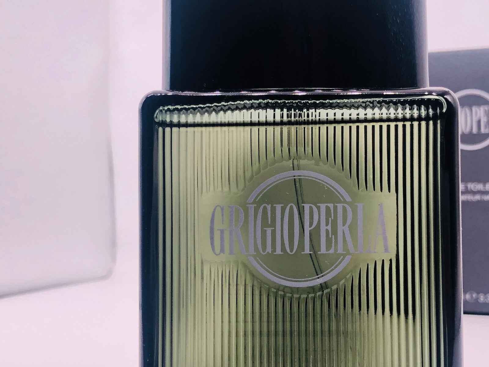 Bottiglia di Profumo Vintage Grigioperla con design elegante e raffinato per uomini
