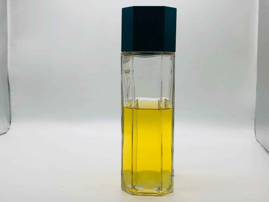 Flacone di profumo Vintage Napoleon con design elegante e liquido giallo brillante