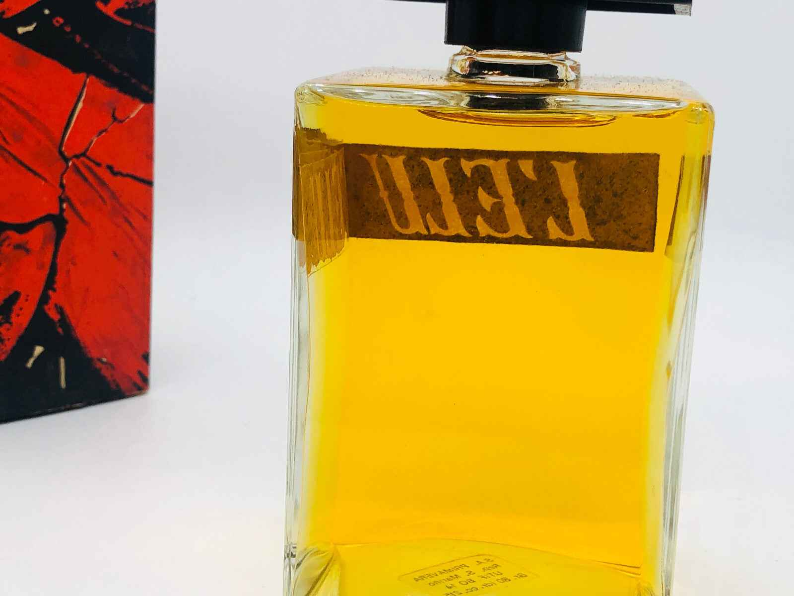 Profumo Vintage Salvador Dali in bottiglia trasparente con etichetta distintiva e design artistico