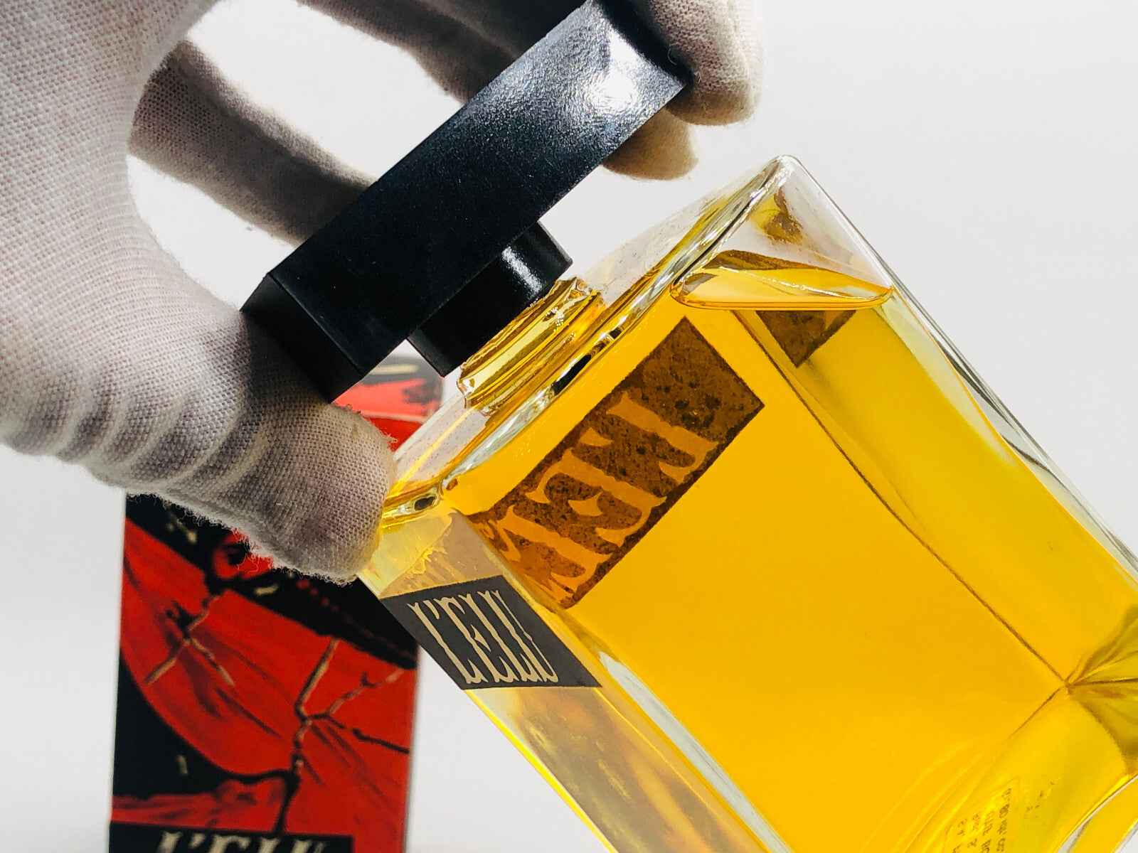 Profumo Vintage Salvador Dali in flacone elegante con etichetta distintiva e tappo nero