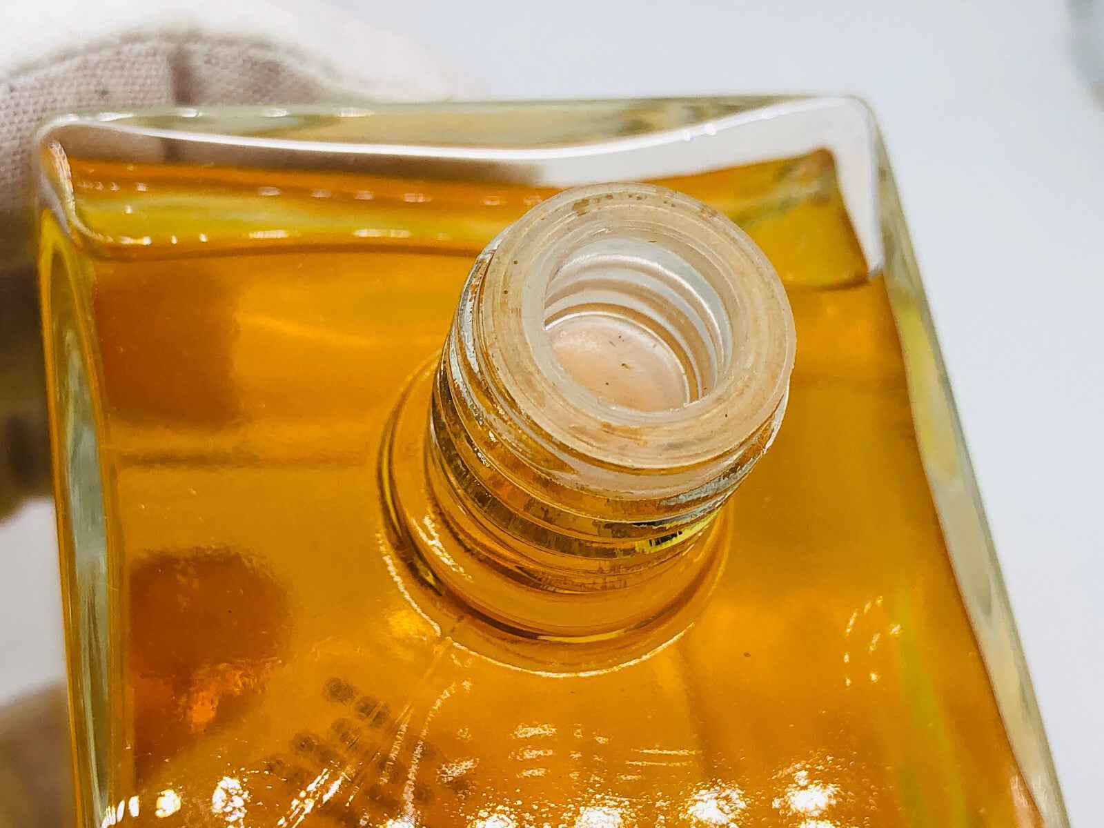 Dettaglio di una bottiglia di profumo vintage Salvador Dali con tappo in vetro chiaro