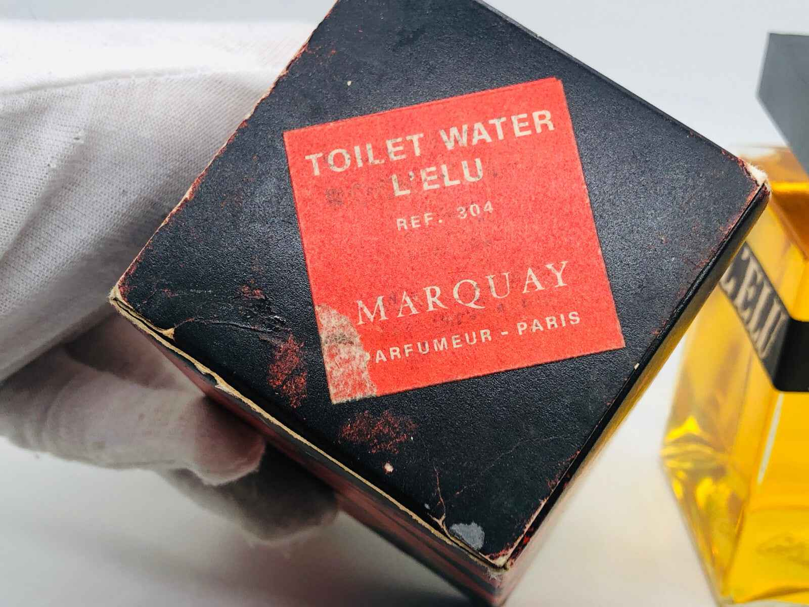Scatola di profumo vintage Salvador Dali L'Eau con etichetta rossa e dettagli in stile classico